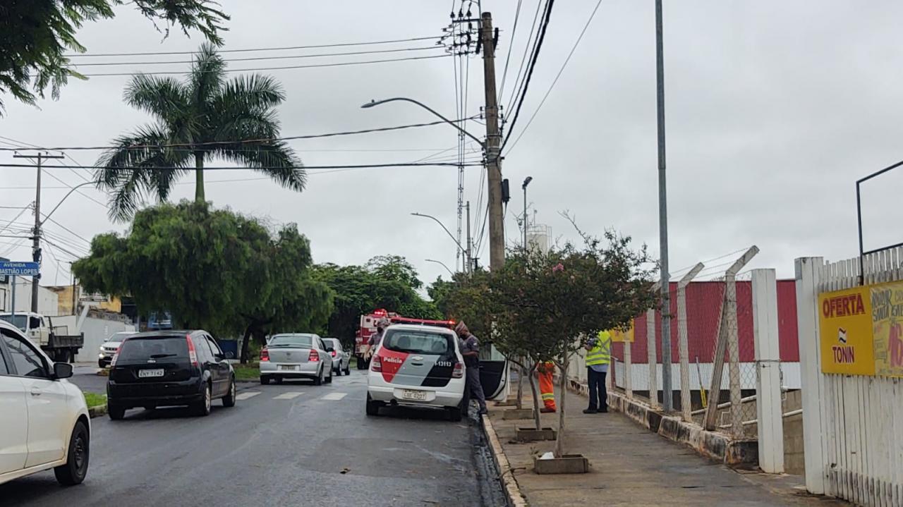 Foto 2 de 2 — Kombi fica destruída após pegar fogo em Araraquara